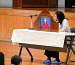 多彩な声色で紙芝居を読み聞かせる木村さん