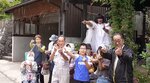 ロバート秋山さん扮する「ＣＨＡＲＭＹ♡Ｋ」と共演する市民ら（Ⓒクリエイターズ・ファイル）
