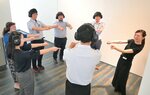 音のない世界での対話に挑戦する参加者