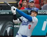 　レッズ戦の９回、一塁強襲安打を放つドジャース・大谷＝シンシナティ（共同）