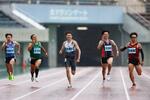 　男子２００メートルで力走する山田真樹（中央）＝熊谷スポーツ文化公園陸上競技場