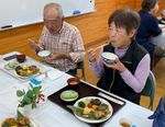「あつまらいやランチ」を味わう地区住民＝北栄町北条健康福祉センター