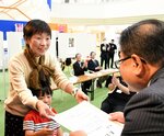 孫とともに広田理事長から賞状を受け取るきみちゃん（左）