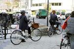 　電動アシスト自転車を利用する人たち＝１１月、大阪市天王寺区