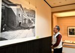 旧池田小の校舎などの写真が並ぶ会場