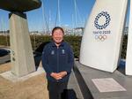 　活動拠点としてきた江の島（神奈川県藤沢市）にある１９６４年と２０２１年の東京五輪のモニュメントと映る斉藤愛子さん