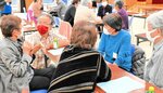 講師の栗木さん（左から２人目）を交えてボランティア活動について意見交換する参加者＝１１日、香美町村岡区の村岡老人福祉センター