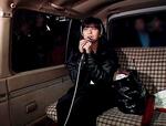 　成田空港の駐車場に止めた車の中で歌唱する南野陽子（Ｂｌｕ―ｒａｙ　ＢＯＸ「南野陽子　ザ・ベストテン　コレクション」より）