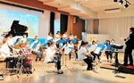 初の定期演奏会で心のこもった演奏を繰り広げる団員ら＝２３日、新温泉町の浜坂多目的集会施設
