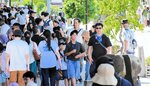 観光客らでにぎわった水木しげるロード＝１１日、境港市松ケ枝町