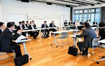 本年度の事業計画などについて報告を聞く関係者ら＝３０日、鳥取市役所