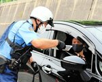 ドライバーに安全運転を呼びかける署員（左）＝７日、伯耆町根雨原の国道１８１号