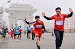 　約６年ぶりに平壌で行われた春の国際マラソン大会に参加したランナーら＝６日（共同）