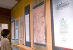 貴重な品から生活に根付いた品まで多様な掛け軸が並ぶ会場