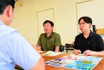 バイヤー（左）と商談を交わす出展者＝２４日、倉吉体育文化会館