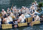２隻の船に乗って海水をかけ合う氏子ら＝３日、松江市美保関町美保関