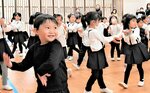 いかのおすしダンスを楽しみながら防犯意識を高める園児ら