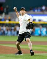 　ダイヤモンドバックス―ドジャースの試合で始球式を行うお笑いタレントの宮迫博之さん＝フェニックス（共同）