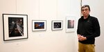 美しい夜の風景や星空を切り取った作品が並ぶ会場