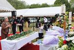 　長崎県佐世保市の釜墓地で営まれた追悼式＝２０日午前