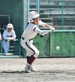 １回戦・米子西－倉吉東　倉吉東は四回１死一、三塁から中野がスクイズを仕掛けて三走が生還。１－１の同点に追い付く＝倉吉市営野球場