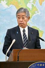 　記者会見する岩屋外相＝１３日午後、外務省