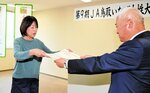 清水組合長（右）から修了証書を受け取る受講生