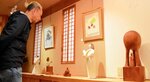 樹下美人シリーズなど、見立ての発想から生まれた木彫作品が並ぶ会場