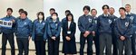 出発式で大会への気持ちを新たにした選手団＝１６日、鳥取県庁