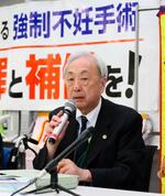 　上告審弁論を終え、記者会見する全国被害弁護団の新里宏二共同代表＝２９日午後、国会