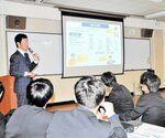 お金の基本的な知識について高橋さん（左奥）から学ぶ生徒たち＝１７日、新温泉町芦屋の浜坂高