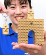 砂で作った「サンシャイン」の置物とキーホルダー＝１８日、鳥取市気高町勝見