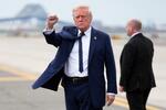 　ローマ教皇の葬儀から帰国し、ニュージャージー州の空港に降り立ったトランプ大統領＝２６日、ニューアーク（ＡＰ＝共同）