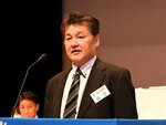 就任あいさつで決意を述べる山口新会長＝１６日、倉吉未来中心