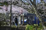　「能登さくら駅」の愛称で親しまれる、のと鉄道・能登鹿島駅に到着した車両＝４月９日、石川県穴水町