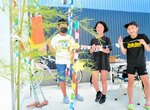 ササに短冊などを飾り付け笑顔を見せる子どもたち