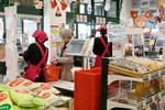 　ベニースーパー佐野店で働く従業員ら＝１１月、東京都足立区