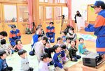 防火紙芝居に見入る子どもたち