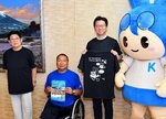 伊木市長（右から２人目）に開催報告した実行委のメンバーら