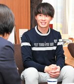 ツアー優勝を目標にプロゴルファーとして活躍を誓う木本さん（右）＝琴浦町役場
