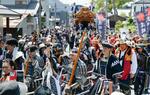 　「道明寺合戦」から４１０年を記念し、大阪府藤井寺市の商店街を練り歩く武者行列＝４日午前