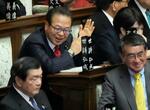 　衆院本会議に臨む自民党の世耕弘成前参院幹事長（奥）＝１日午後