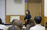 　講演会であいさつする「函館アカシヤ」代表の土谷結花さん（中央）＝２０２４年１０月、北海道函館市