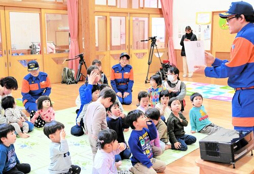 防火紙芝居に見入る子どもたち