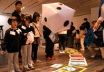 すごろくゲームを通じてお金について学んだ親子連れ＝１３日、鳥取市のとりぎん文化会館