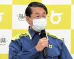 人材派遣の前倒しなど、被災地の要望に沿った支援について述べる平井知事＝２０日、鳥取県庁