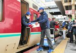 松葉ガニが入った発泡スチロールケースをやくも積み込む運送会社の社員ら＝７日、ＪＲ米子駅