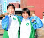 都道府県対抗女子駅伝に姉妹で県選抜チーム入りした風炉田夏希（左）と風炉田美月＝倉吉市内