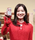 　トリスハイボール缶で乾杯する永野芽郁＝東京都中央区