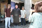 伯桜鵬の等身大パネルと記念撮影する観光客ら＝２４日、倉吉市東仲町